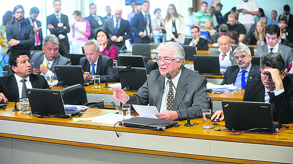 Requião (ao microfone) discursa durante a sessão da CCJ | Marcos Oliveira/Agência Senado