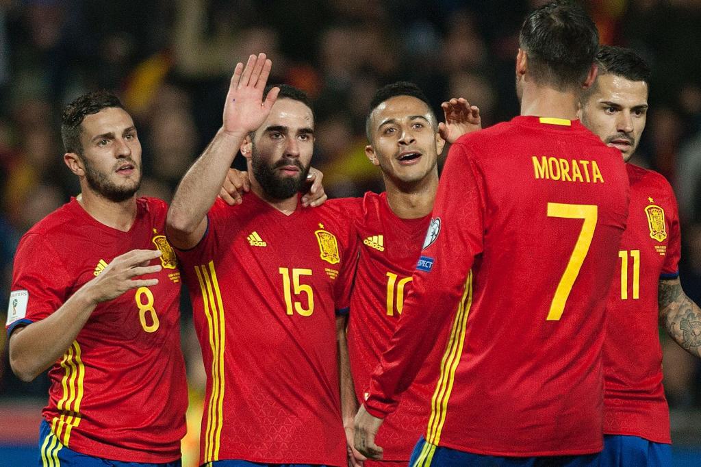 Jogadores espanhois comemoram após gol na goleada deste sábado | JORGE GUERRERO/AFP