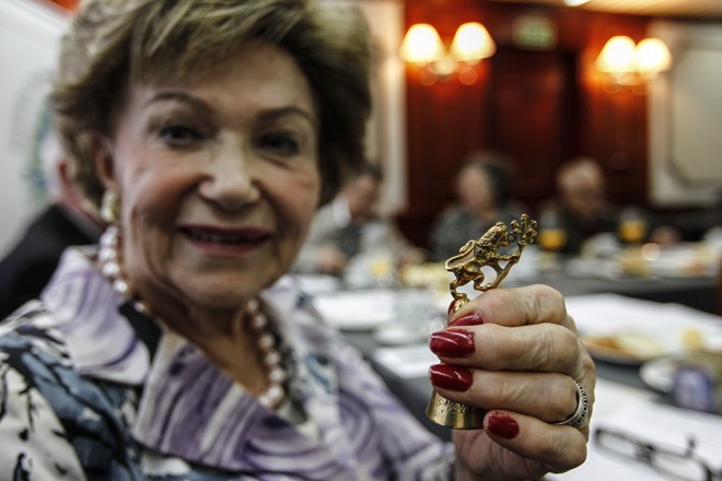 A sineta com que a presidente Chloris comanda a etidade. | Jonathan Campos/Gazeta do Povo