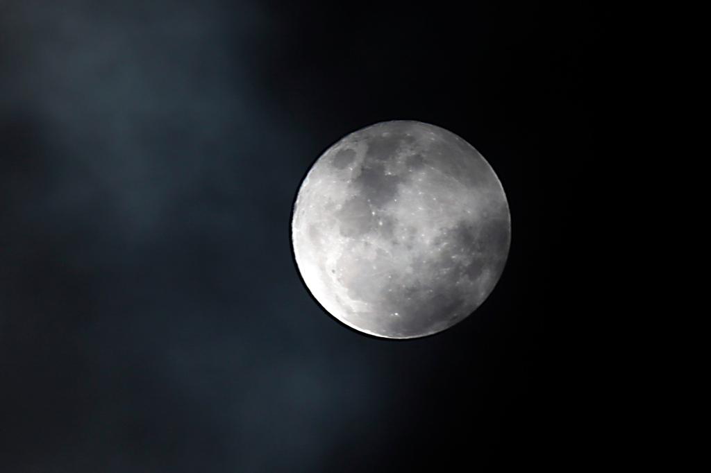 Quando apareceu, a superlua foi vista tímida, entre nuvens, na capital paranaense | Albari Rosa/Gazeta do Povo