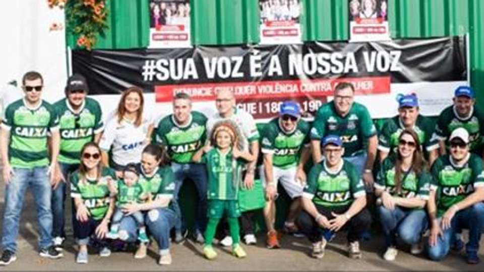 Imagem que ilustra campanha lançada no Facebook para ajudar a Chapecoense. | Reprodução/Facebook