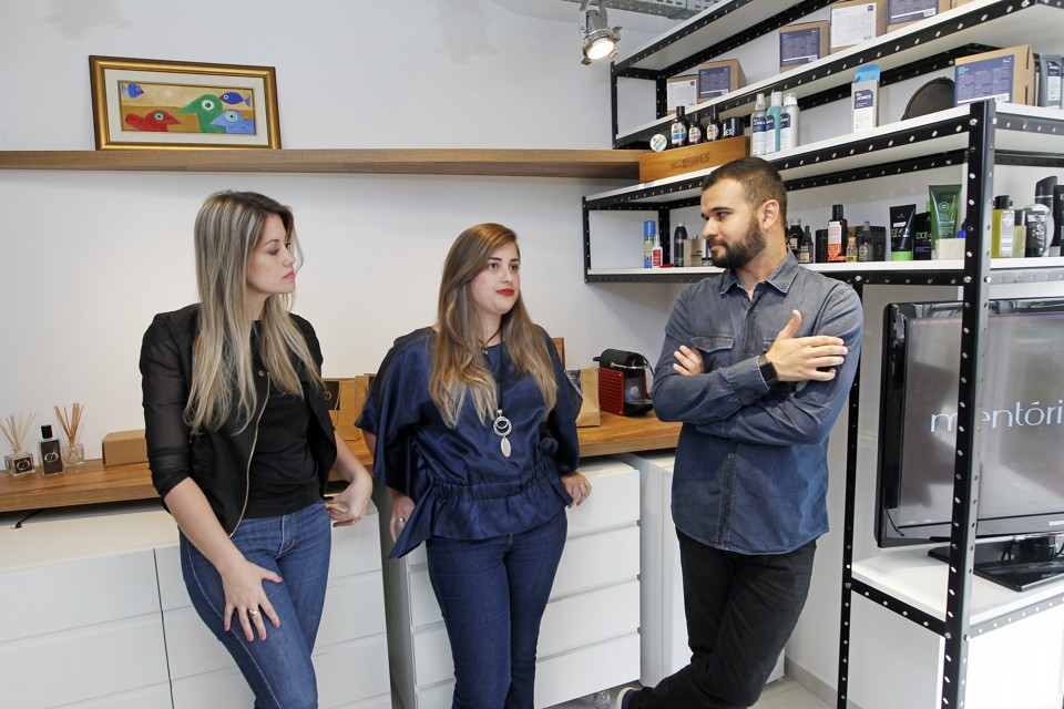 Equipe da Mentório:  Renata Credidio, administradora da empresa, Fabiane Maciel, do departamento de compras, e Heraldo Fantinatti, sócio e integrante do departamento de marketing | Antônio More/Gazeta do Povo