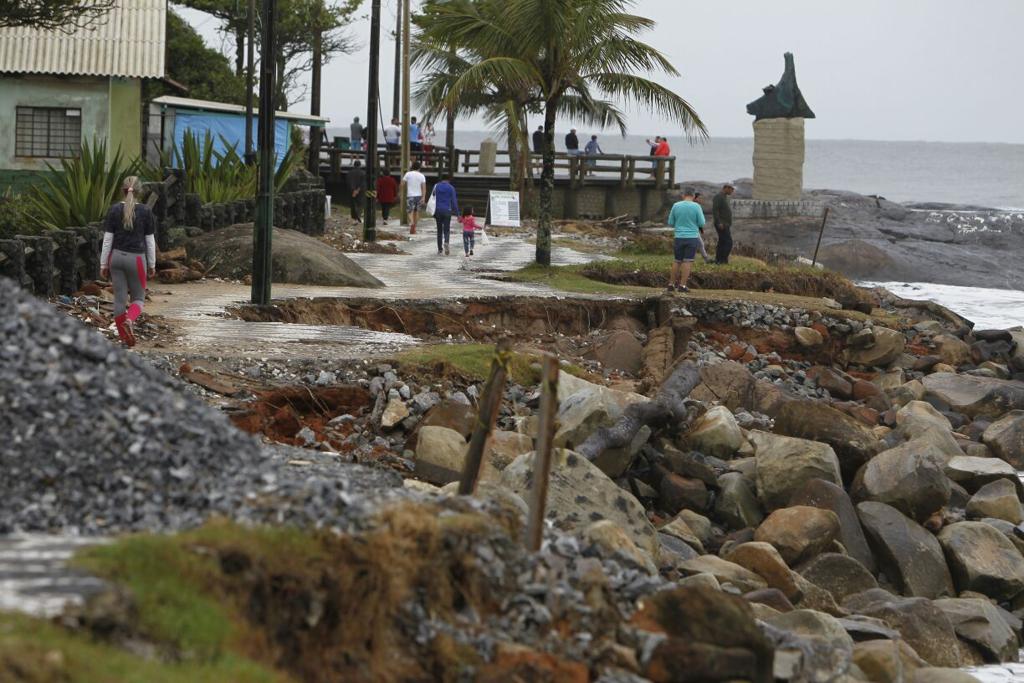 Poucas pessoas se aventuraram nas “ruínas” da orla de Matinhos | Antônio More/Gazeta do Povo