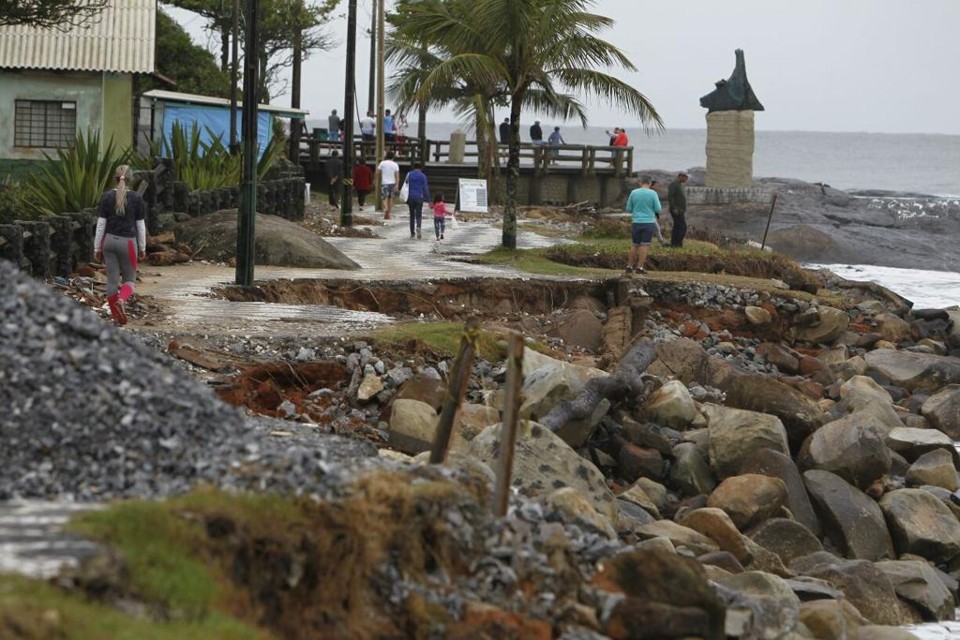 Poucas pessoas se aventuraram nas “ruínas” da orla de Matinhos | Antônio More/Gazeta do Povo