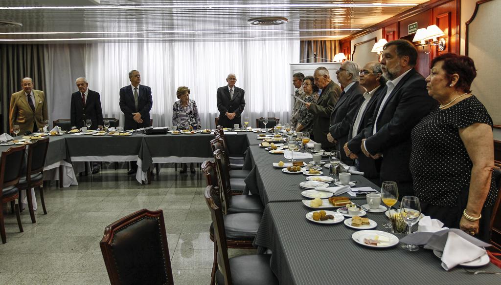 Acadêmicos de pé para o ritual de abertura da reunião. | Jonathan Campos/Gazeta do Povo