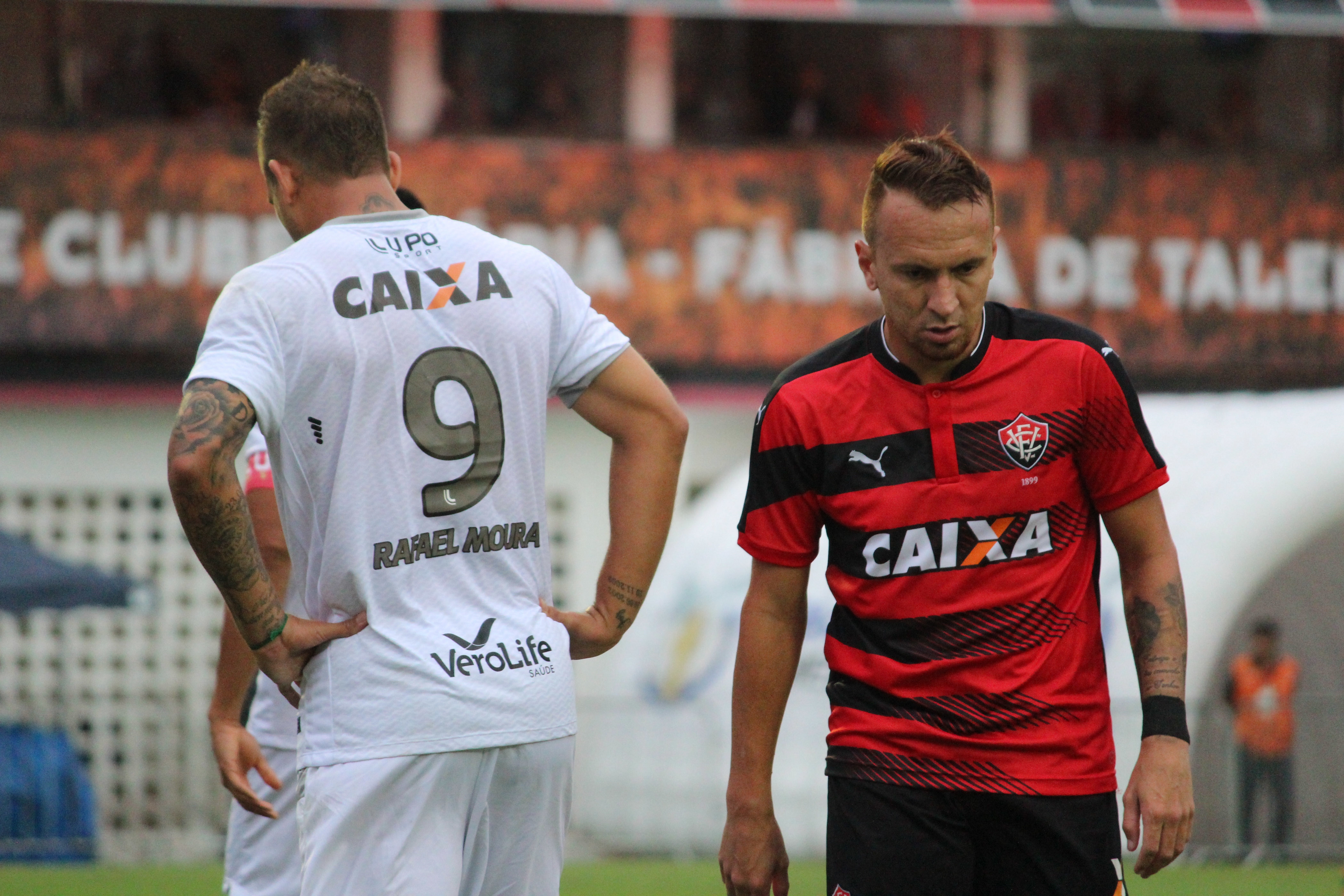 Zé Love (direita) foi o autor de um dos gols que rebaixou o Figureirense de Rafael Moura (direita). | Tiago Caldas/Estadão Conteúdo.