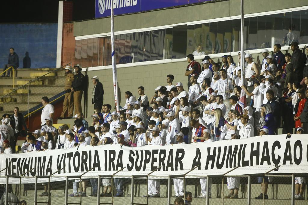 Faixa estendida e vaias foram as formas que a torcida do Paraná encontrou para protestar. | Hugo Harada/Gazeta do Povo