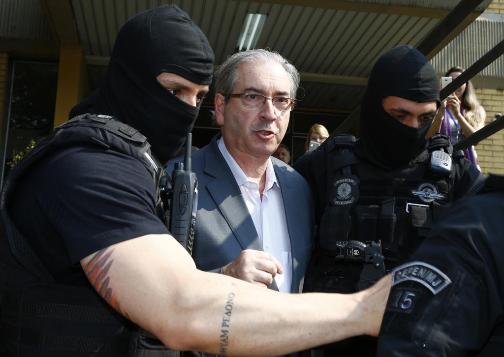 Cunha é levado para o IML após ser preso na Lava Jato | Aniele Nascimento/Gazeta do Povo