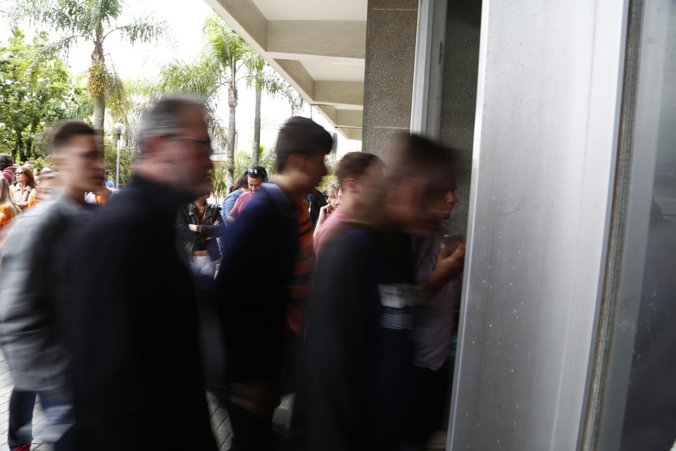 Portão de  entrada da primeira fase do vestibular deste ano da UFPR: suspensa desde 2012, banca para avaliar cotistas será retomada. | Henry Milleo/Gazeta do Povo