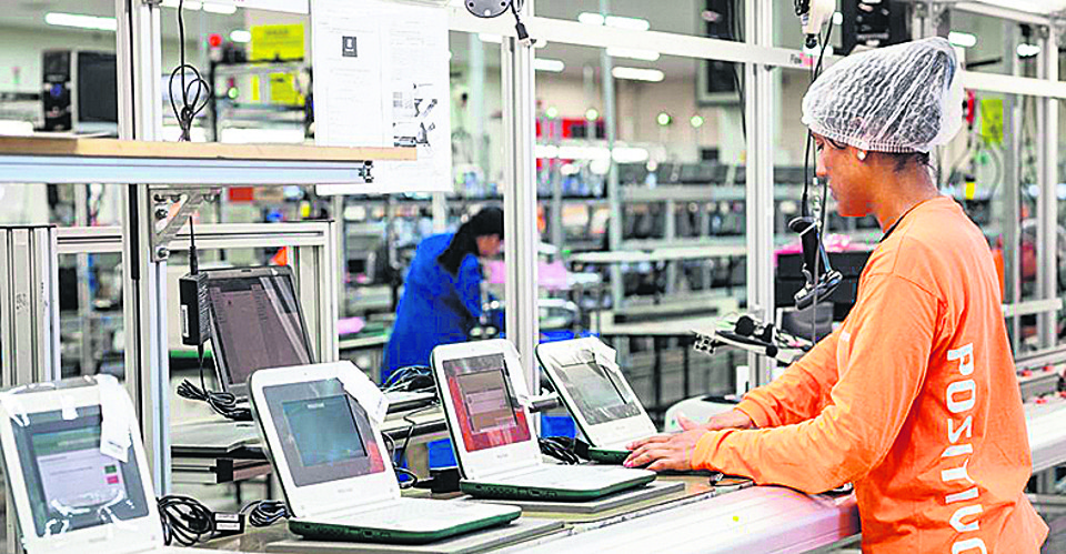Linha de produção da Positivo em Curitiba, em registro de 2014 | Fernando Dias/Positivo Informática