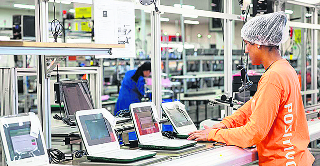 Linha de produção da Positivo em Curitiba, em registro de 2014 | Fernando Dias/Positivo Informática
