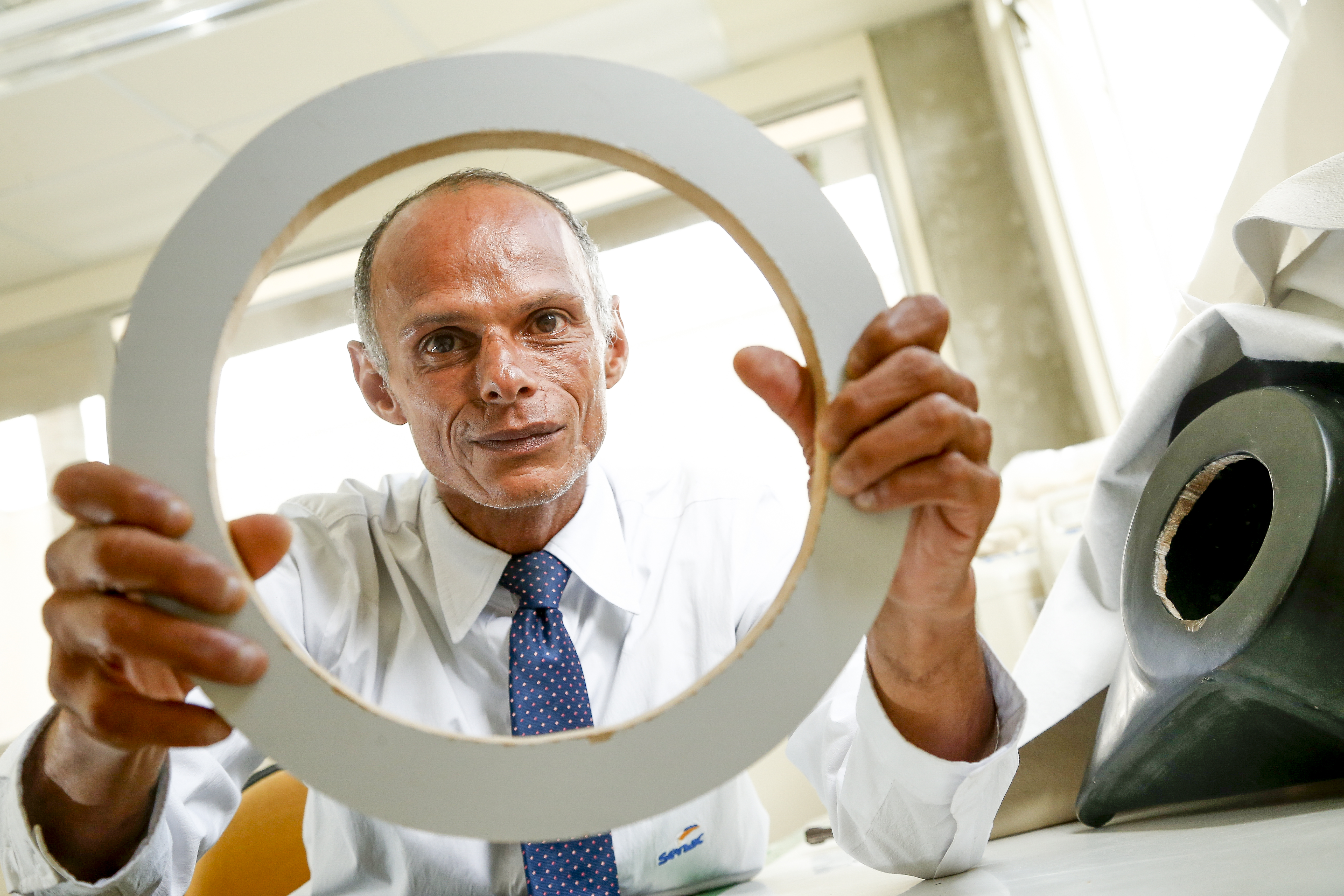 Edmilson Fernandes morou na rua e hoje abriu sua empresa de acessórios automotivos com ajuda da Tecpar. | Hugo Harada/Gazeta do Povo