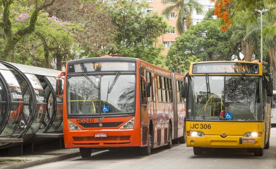 Após ameaça, a maioria das empresas já pagou a primeira parcela do 13º salário | Hugo Harada/Gazeta do Povo