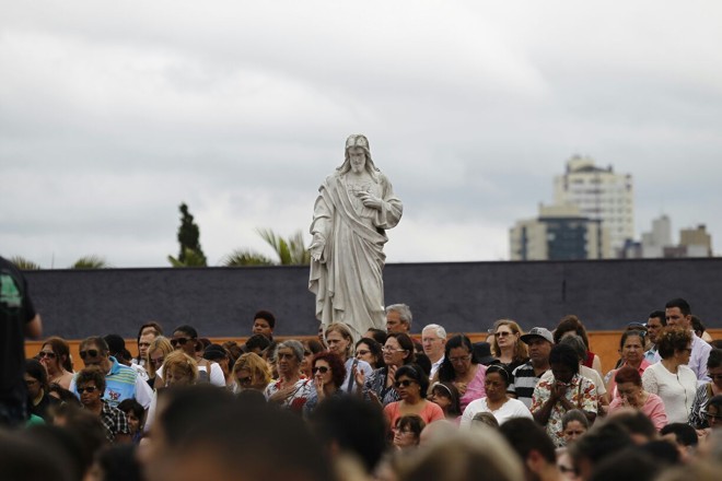 Celebração no Cemitério Municipal do Água Verde nesta quarta (2), dia de Finados | Jonathan Campos/Gazeta do Povo