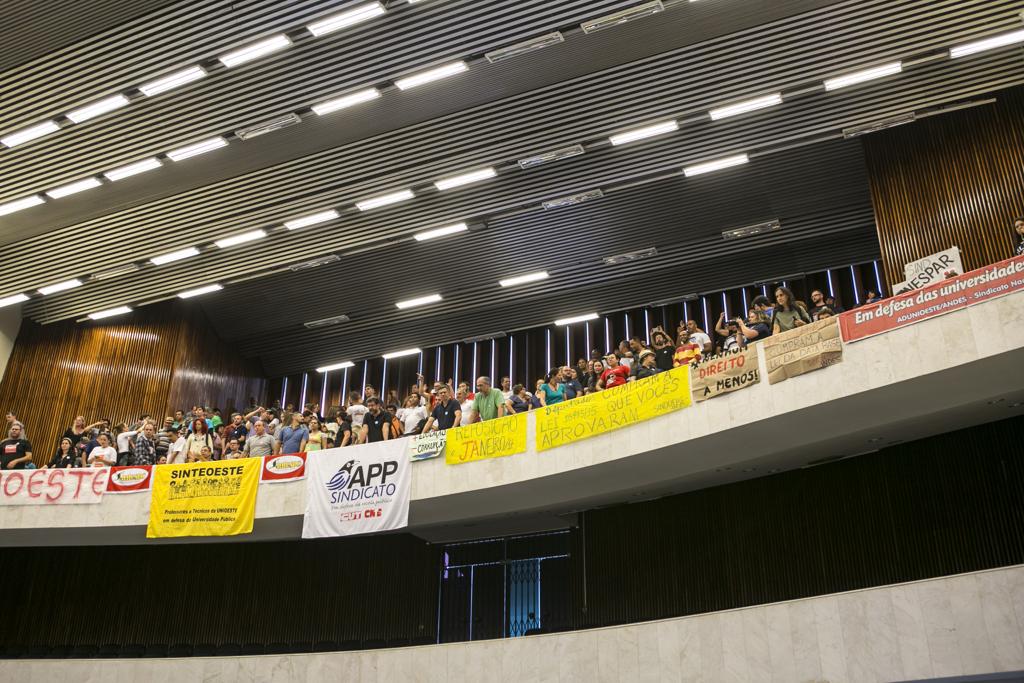 Das galerias, servidores públicos protestaram contra o adiamento do reajuste | Marcelo Andrade/Gazeta do Povo