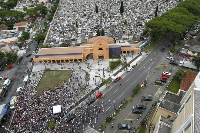 Homenagem aos mortos reúne centenas de pessoas no Cemitério Municipal do Água Verde, em Curitiba | Jonathan Campos/Gazeta do Povo
