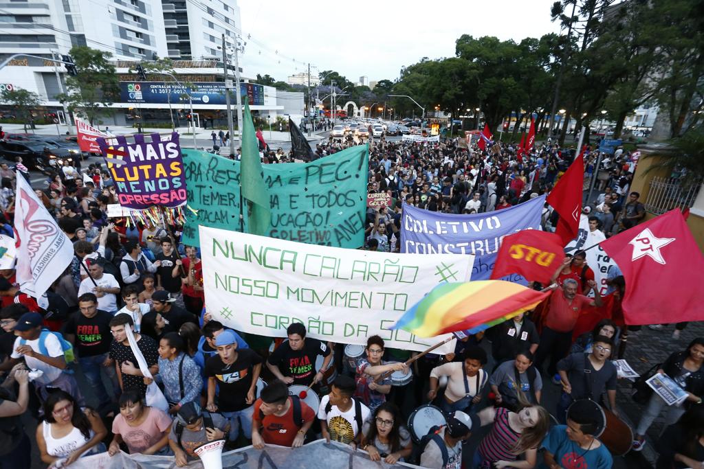 Estudantes e sindicalistas se reuniram na Praça 19 de Dezembro | Hugo Harada/Gazeta do Povo