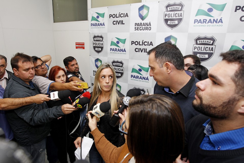A delegada Sabrina Alexandrino  (ao centro): suspeito que fpoi preso apresentou contradições em seu depoimento. | Antônio More/Gazeta do Povo
