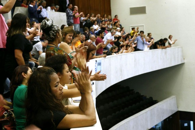 Servidores comemoram o anúncio da suspensão da votação. | Hugo Harada /Gazeta do Povo