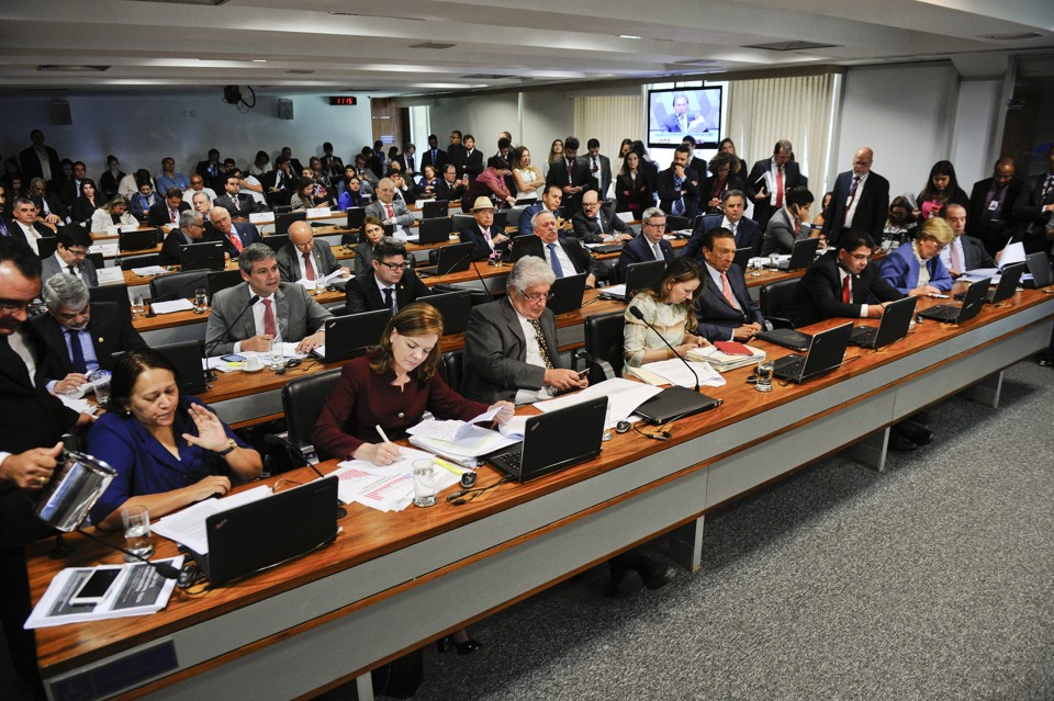 Sessão que avaliava a PEC do Teto na CCJ do Senado: começou cheia e senadores foram sumindo ao longo da discussão | Marcos Oliveira/Agência Senado