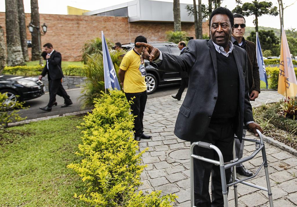 Com ajuda de um andador, Pelé na entrada da Uninter, em Curitiba. | Jonathan Campos/Gazeta do Povo