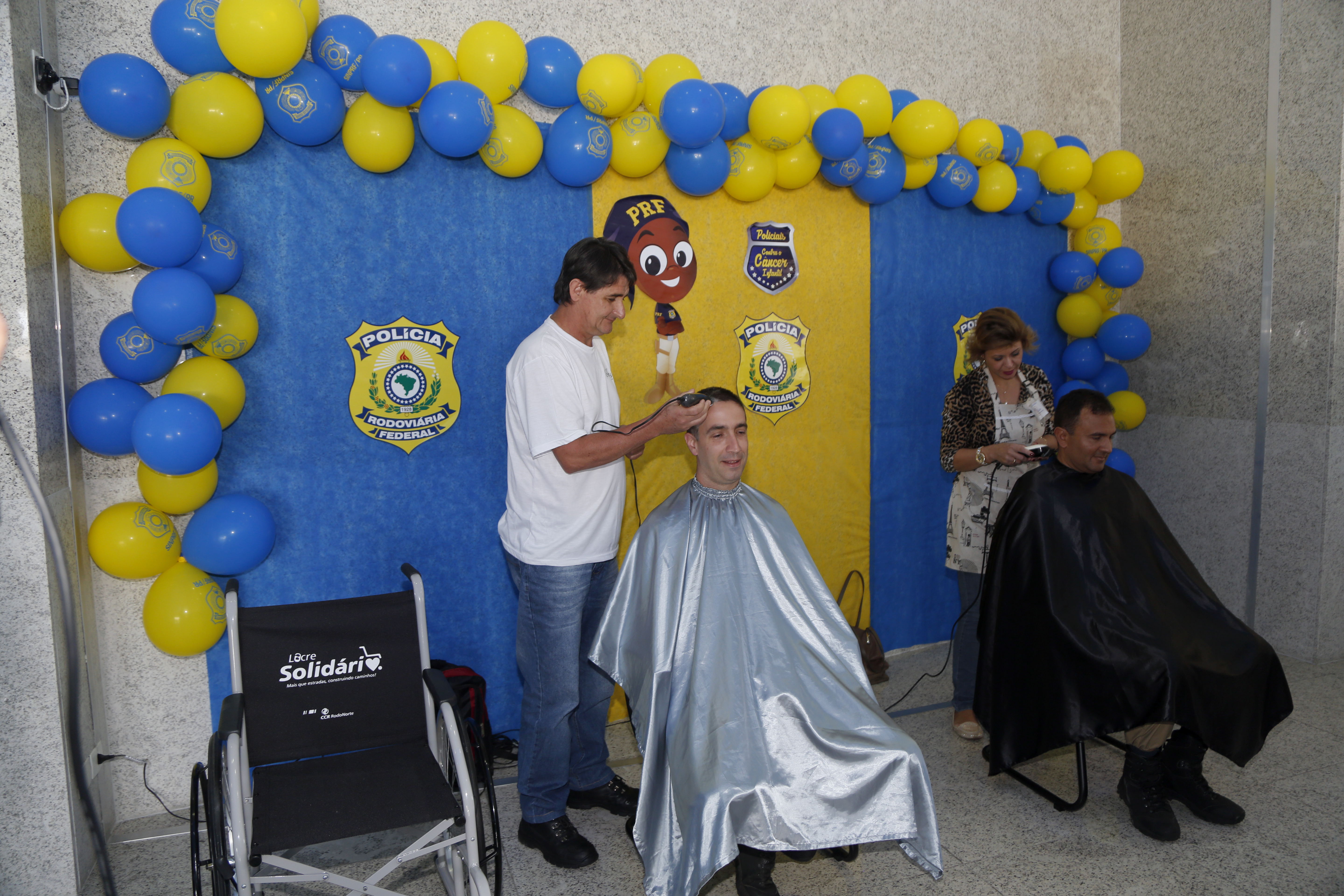 João Farias, à esquerda, participa da ação | ATILA ALBERTI/TRIBUNA DO PARANA