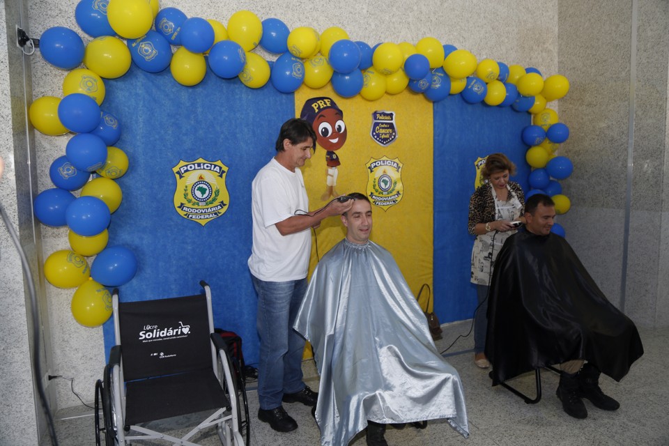 João Farias, à esquerda, participa da ação | ATILA ALBERTI/TRIBUNA DO PARANA