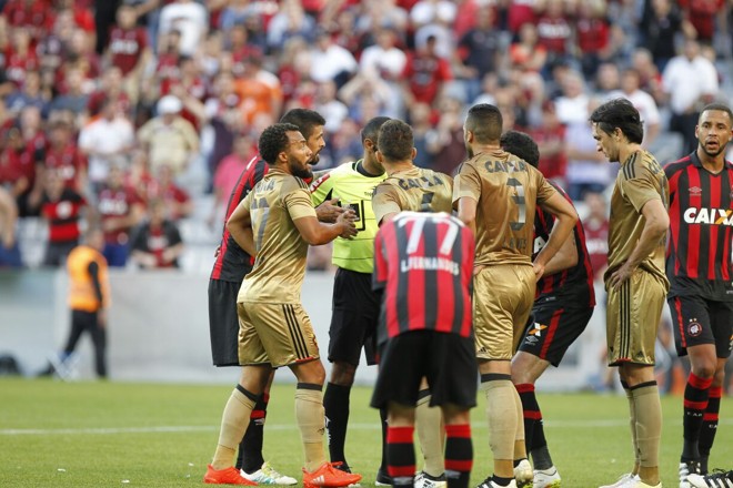 Confusão com o pênalti a favor do Atlético. | Antônio More/Gazeta do Povo