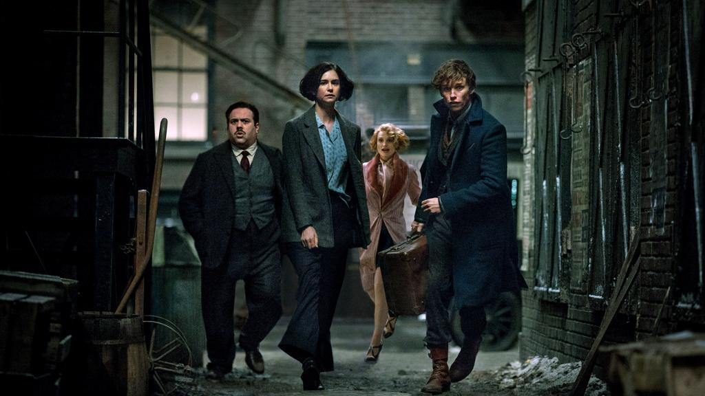 Ambientada na Nova York da década de 1920, história tem como herói Newt Scamander (com a valise), autor do livro homônimo ensinado em Hogwarts. | Jaap Buitendijk/Warner Bros. Pictures/Divulgação