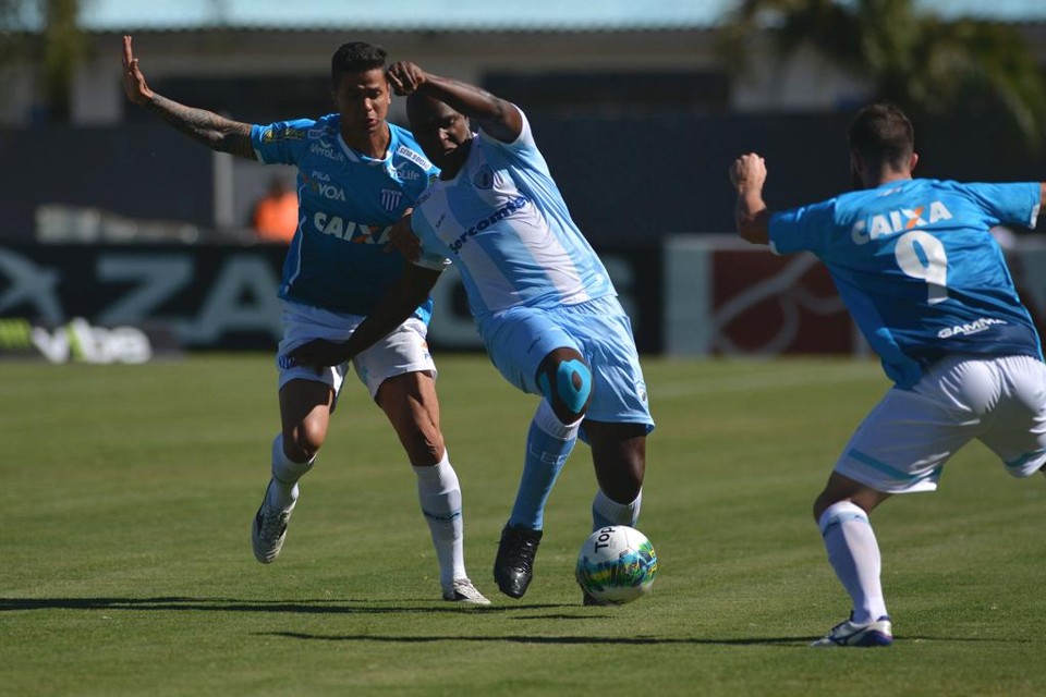Itamar em disputa de bola com os defensores do Avaí. | GUSTAVO OLIVEIRA/ESTADÃO CONTEÚDO