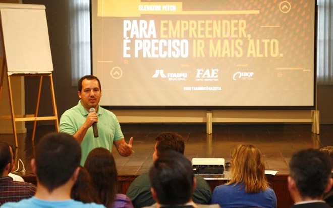 Membros da banca avaliadora deram dicas aos empreendedores antes do início das apresentações. Na foto, Rogerio Nascimento, da área de marketing da Quantum | Aniele Nascimento/Gazeta do Povo