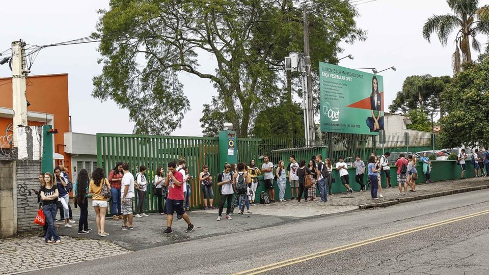 Alunos na saída do das provas neste domingo (27) | Gazeta do Povo/Jonathan Campos