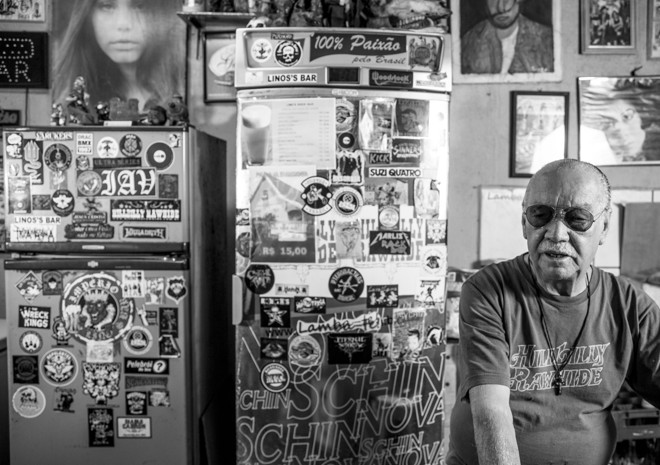 Lino em seu habitat.: dono de bar lendário trabalha nos fundos de casa. | Hugo Harada/Gazeta do Povo