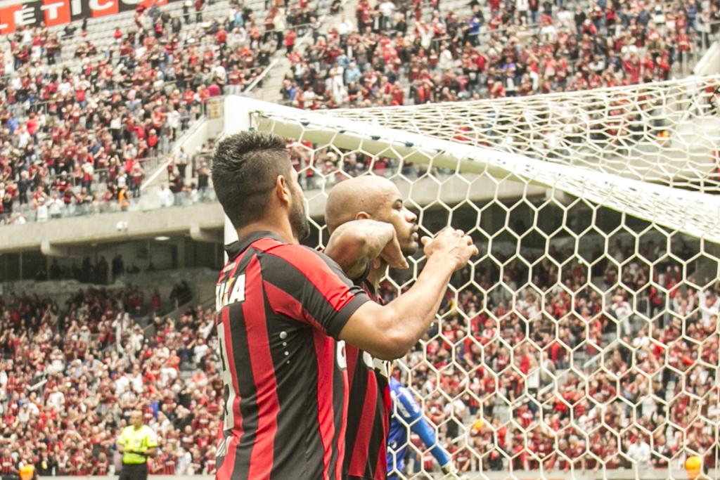 Atlético 3 x 0 Ponte Preta foi um dos jogos às 11 horas de domingo desta temporada do Brasileiro: horário é sucesso de público. | Marcelo Andrade/Gazeta do Povo