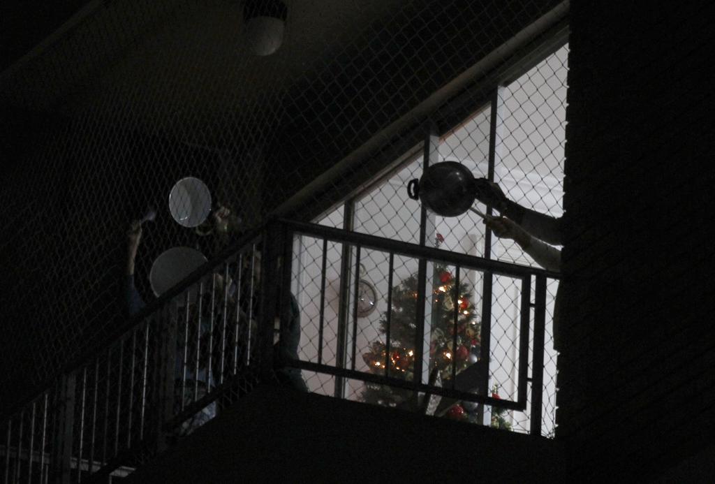 Panelaço no bairro de Perdizes, em São Paulo | MASAO GOTO FILHO/ESTADÃO CONTEÚDO