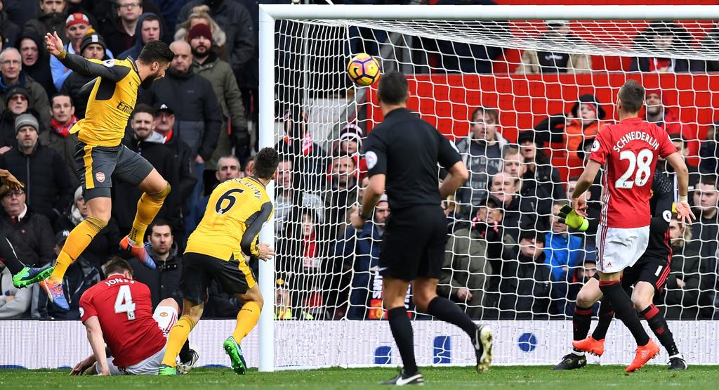 Giroud cabeceia para marcar o gol de empate do Arsenal. | PAUL ELLIS/AFP