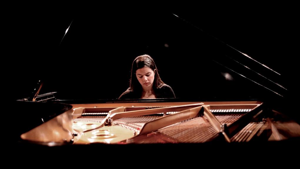 A pianista Renata Bittencourt faz apresentação gratuita com repertório de compositores brasileiros na Capela Santa Maria. | Luis Fernando Frandoloso/Divulgação