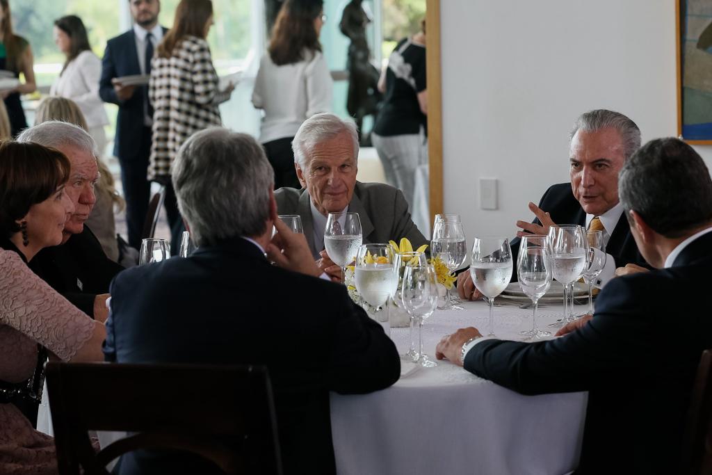 Lerner (à esquerda) em almoço com Temer:apesar de não querer mais cargos públicos, curitibano diz ser um entusiasta de colegiados como o Conselhão. | Beto Barata/PR