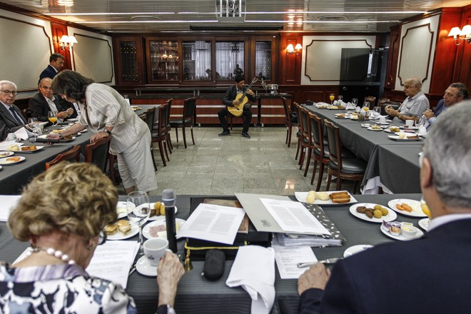 A presidente Chloris Casagrande Justen prestes a dar início aos trabalhos. | Jonathan Campos/Gazeta do Povo