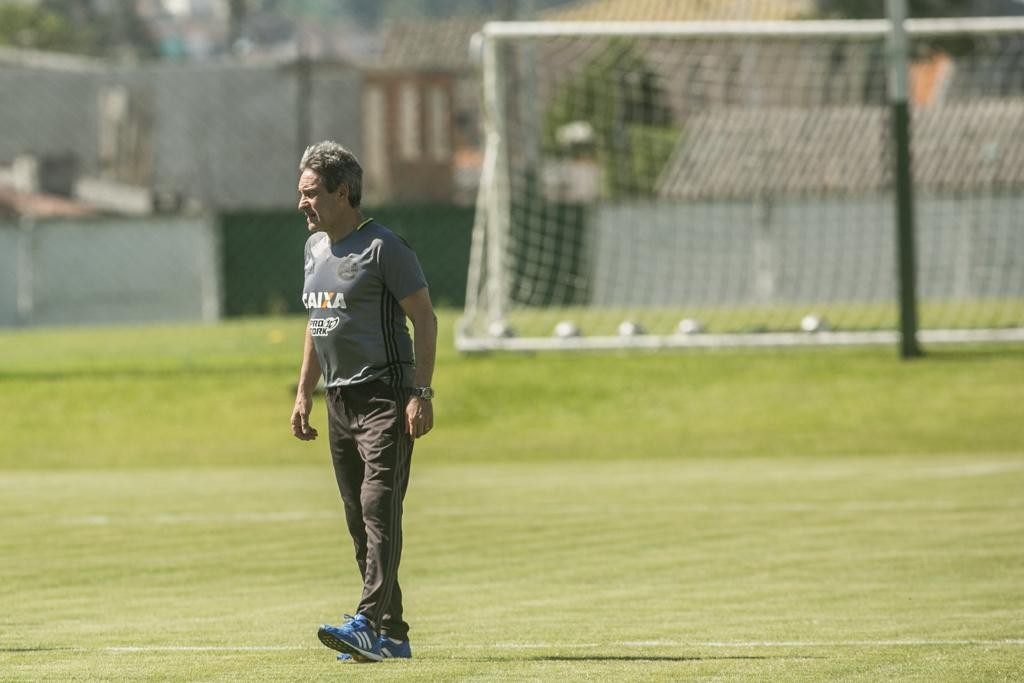 Carpegiani, técnico do Coritiba: busca pela Libertadores e integridade do campeonato.
