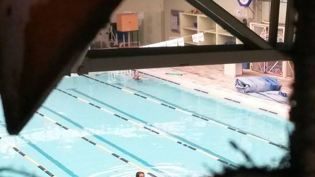 Alunos ocupantes entraram na piscina nesta segunda-feira | Facebook/UTFPR Livre