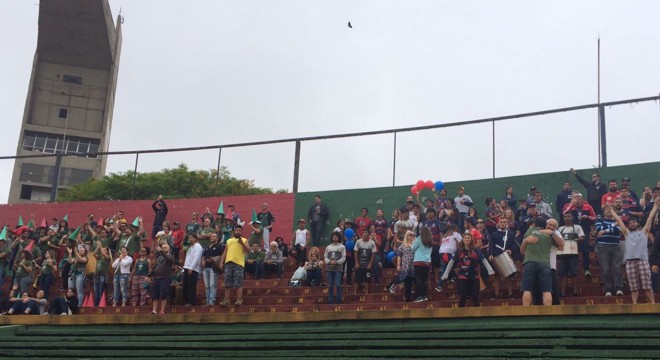 As torcidas dos dois times se misturavam nas arquibancadas. | Foto: Napole