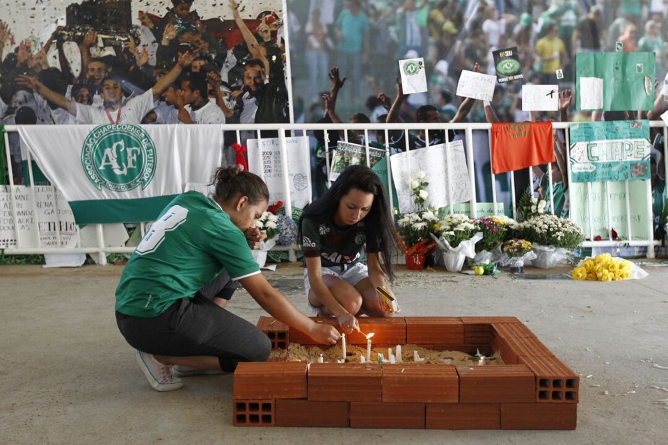 Torcedores acendem velas e rezam nessa quarta-feira na Arena Condá. | Jonathan Campos/ Gazeta do Povo