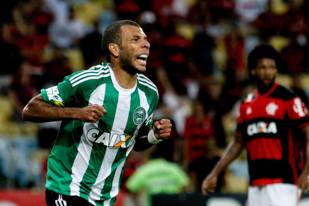 Amaral comemora o primeiro gol do Coritiba no Maracanã. Empate ocorreu aos 42 do segundo tempo. | RUDY TRINDADE/ESTADÃO CONTEÚDO