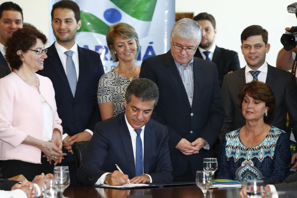 O governador Beto Richa assinou na manhã desta terça-feira a liberação dos recursos para o projeto Escola 1000 | Aniele Nascimento/Gazeta do Povo