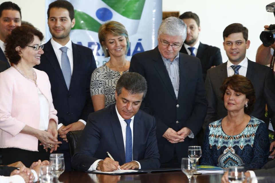O governador Beto Richa assinou na manhã desta terça-feira a liberação dos recursos para o projeto Escola 1000 | Aniele Nascimento/Gazeta do Povo