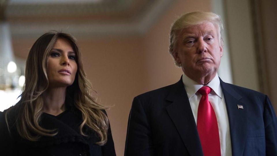 Melania (à esq.) e Donald Trump | NICHOLAS KAMM/AFP