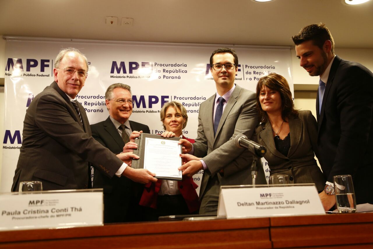 “Cheque” é passado pela força-tarefa da Lava Jato ao presidente da Petrobras, Pedro Parente (à esq.) | Henry Milléo/Gazeta do Povo