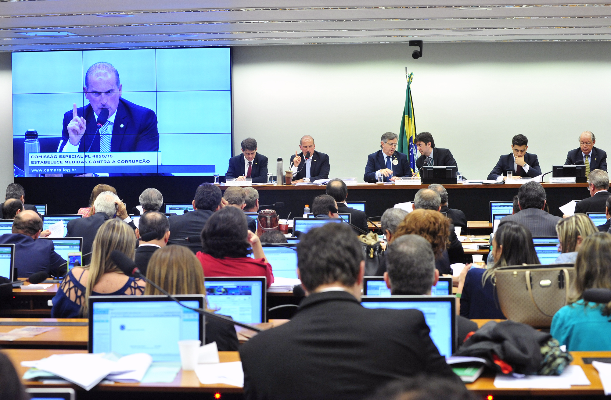 Sessão da comissão especial que analisa o pacote anticorrupção: texto aprovado pelo colegiado manteve a essência das propostas da Lava Jato. | Luís Macedo/Agência Câmara