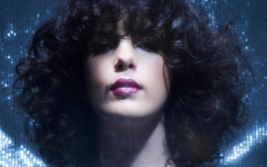 Quarto disco da artista paulistana usa sons sintéticos e flerta com uma “estética mais soturna”.